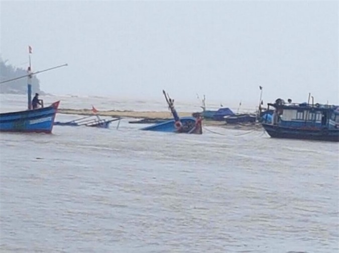 Hàng chục tàu cá bị đánh chìm, 7 ngư dân bị thương sau cơn bão số 2