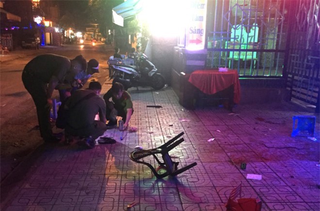 Hỗn chiến kinh hoàng ở Sài Gòn, thanh niên bị chém lìa ngón tay