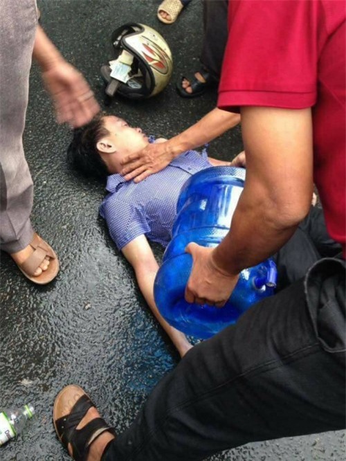 Nam thanh niên bị sét đánh bất tỉnh giữa trời mưa