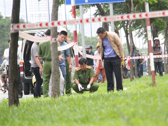 Người đàn ông gục chết bất thường ven xa lộ Hà Nội