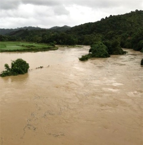 Nhiều huyện miền núi bị cô lập hoàn toàn do ảnh hưởng của bão số 2