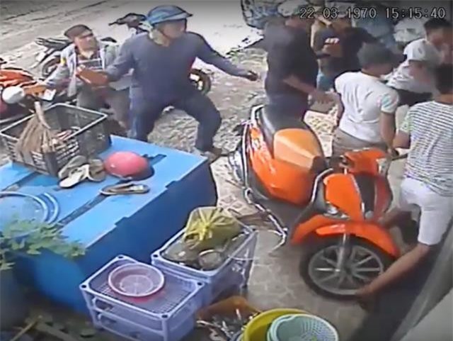 Nhóm thanh niên dội "mưa gạch đá" đe dọa đòi nợ
