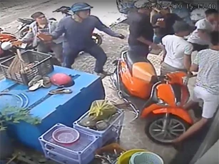 Nhóm thanh niên dội "mưa gạch đá" đe dọa đòi nợ
