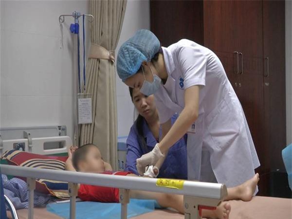 Hàng loạt trẻ mắc sùi mào gà: Thêm hai bệnh nhi nhỏ tuổi