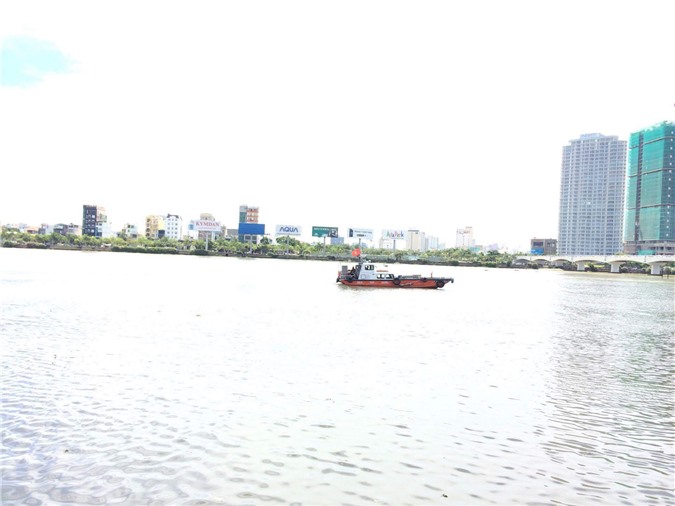 Nam thanh niên mất tích sau khi nhảy xuống sông cứu cô gái nhảy cầu tự tử