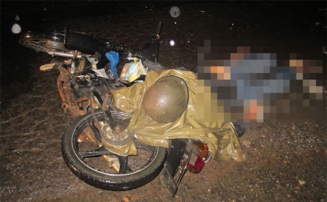 Người đàn ông chết thảm vì bị áo mưa siết cổ khi chạy xe máy