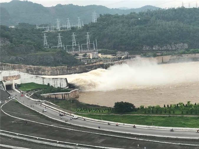 Cấm người dân chụp ảnh, quay phim gần khu xả lũ thủy điện Hòa Bình