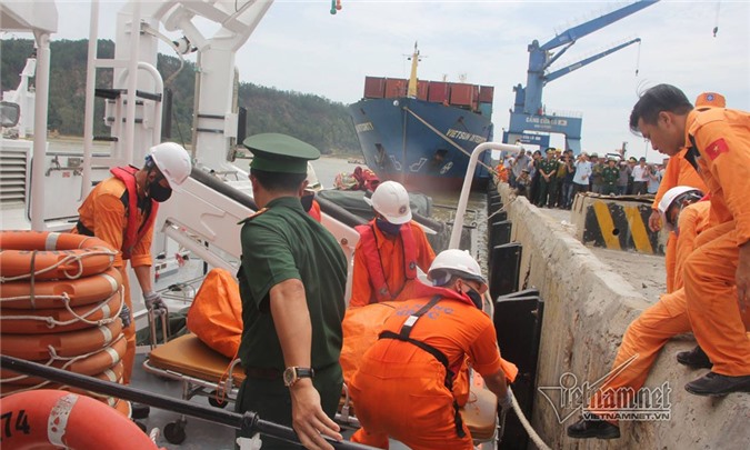 Chìm tàu ở Nghệ An: Thi thể thuyền viên mắc kẹt ở tầng 2 tàu VTB 26