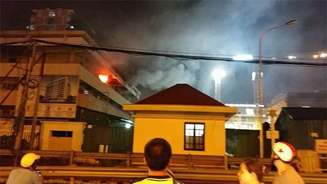 Hà Nội: Khoa khám bệnh của Bệnh viện Bạch Mai bốc cháy trong đêm