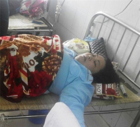 Mua nước chè không được, côn đồ vác dao chém tới tấp 5 người 