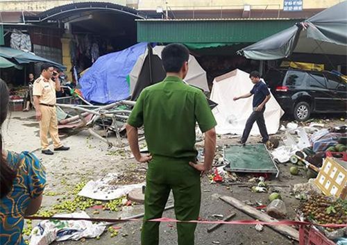 Xe biển xanh lao thẳng vào cổng chợ, 5 người trọng thương