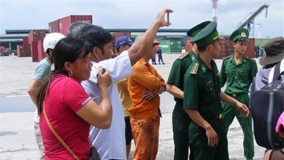 Chìm tàu ở Nghệ An: Người thân khóc ngất nhận hung tin