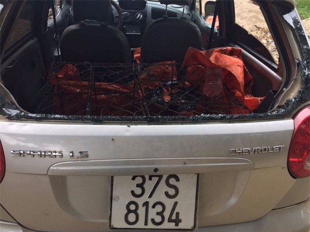 Dân vây bắt, 3 kẻ trộm chó vứt ô tô chạy thoát thân