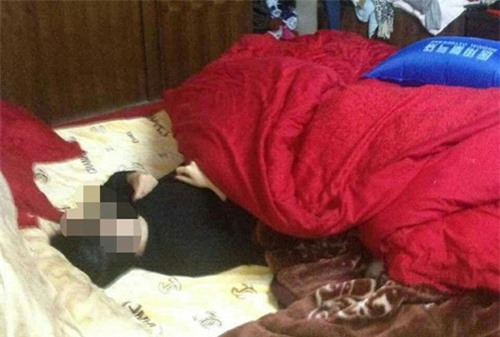 Bé trai nguy kịch bên người phụ nữ nằm chết trên giường