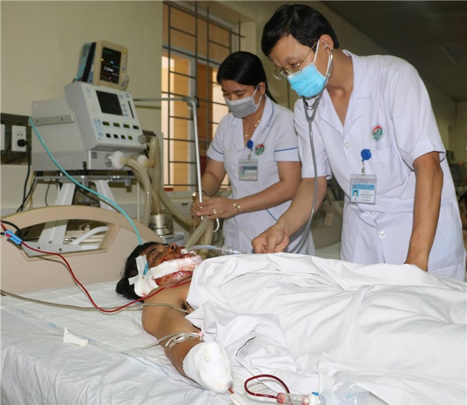 Một ngư dân cụt tay, sốc đa chấn thương do nổ mìn đánh cá