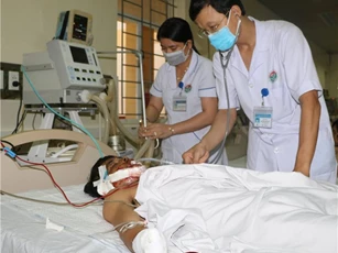 Một ngư dân cụt tay, sốc đa chấn thương do nổ mìn đánh cá