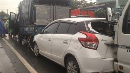 Phanh gấp gây tai nạn liên hoàn, 4 xe ôtô hư hỏng nặng