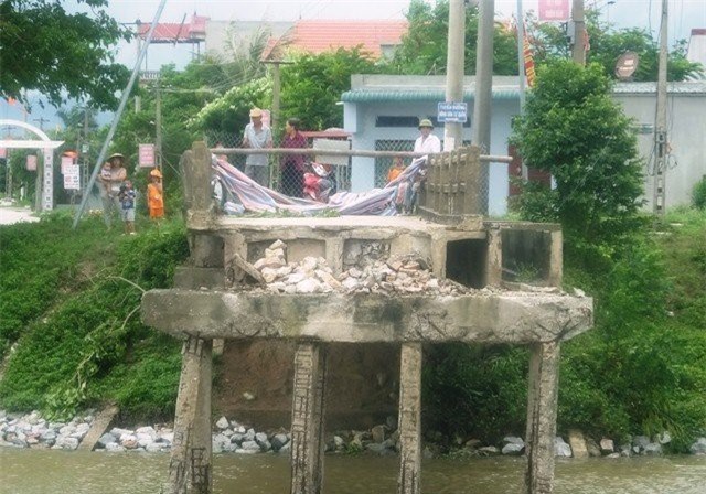 Tàu cát đâm sập cầu ở Thanh Hóa, một phụ nữ rơi xuống sông