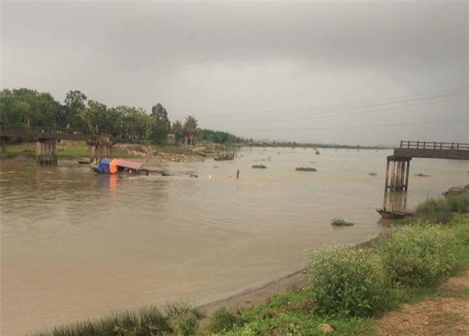 Tàu chở cát đâm sập cầu Sông Hoàng, 4 người rơi xuống sông