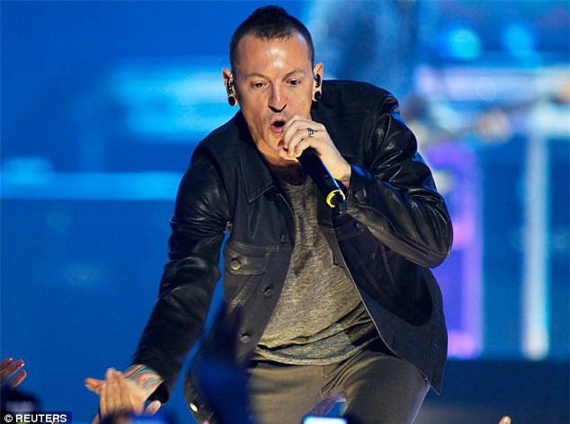 Chester Bennington của Linkin Park có tuổi thơ bị lạm dụng