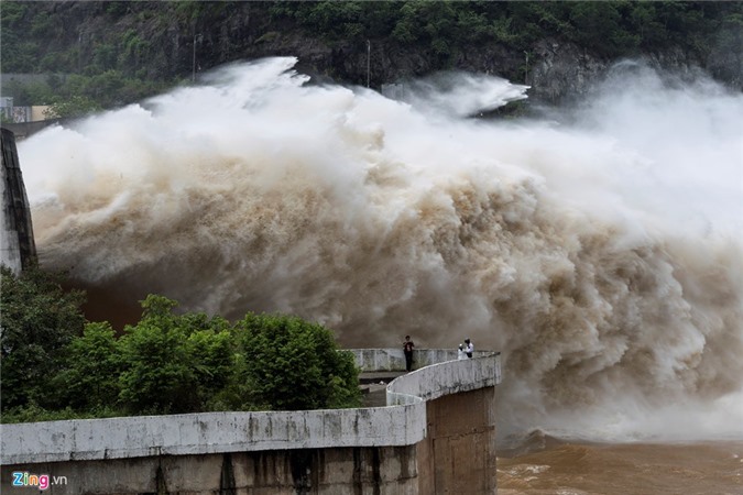 Thủy điện Hòa Bình tiếp tục mở cửa xả lũ thứ 3