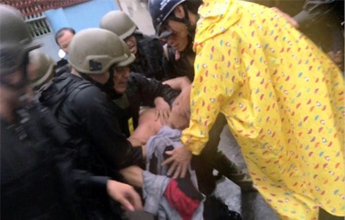 Vợ ngoại tình, chồng ôm bình gas dọa giết ở Sài Gòn