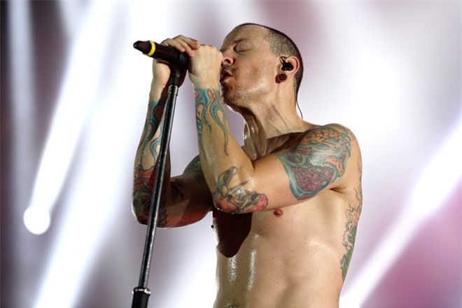 Ca sĩ chính Chester Bennington tự tử, Linkin Park bị thiệt hại nặng nề