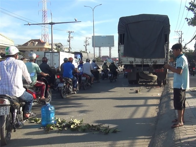 Đâm cực mạnh vào đuôi xe tải đang đỗ, nam thanh niên chết thảm