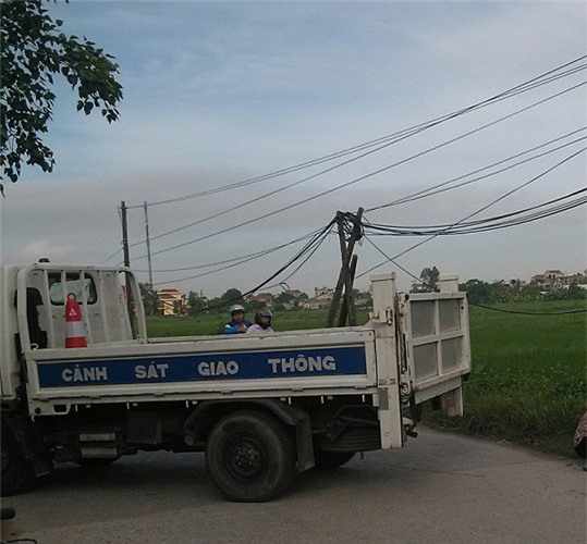 Đi xe máy va chạm xe CSGT, thanh niên chấn thương sọ não