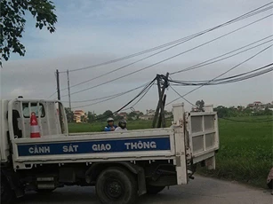 Đi xe máy va chạm xe CSGT, thanh niên chấn thương sọ não