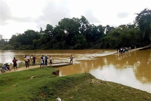 Lũ kinh hoàng cuốn trôi 3 mẹ con, 1 người mất tích