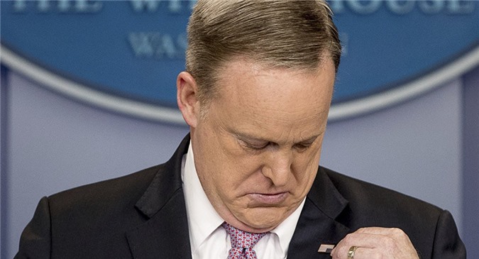 Phát ngôn viên Nhà Trắng từ chức, Trump "vừa đấm vừa xoa"