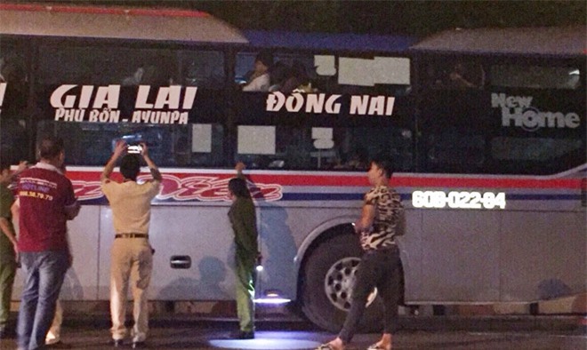 Xe khách giường nằm bị ném đá vỡ cửa kính trên đường HCM