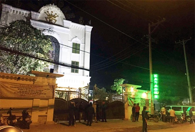 Bắt khẩn cấp nghi phạm chém chết 2 khách hát trong quán karaoke