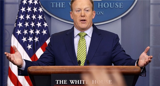 Cựu thư ký báo chí của ông Trump bị tố "biển thủ" một chiếc tủ lạnh mini