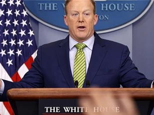 Cựu thư ký báo chí của ông Trump bị tố "biển thủ" một chiếc tủ lạnh mini