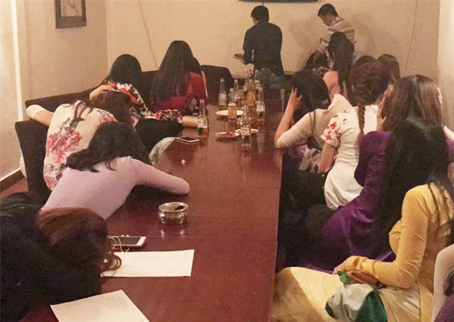 Hàng chục cô gái mặc áo dài chờ đại gia chọn "mua vui" ở Sài Gòn