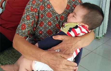 Phát hiện bé trai bụ bẫm bị bỏ rơi trong lô cao su