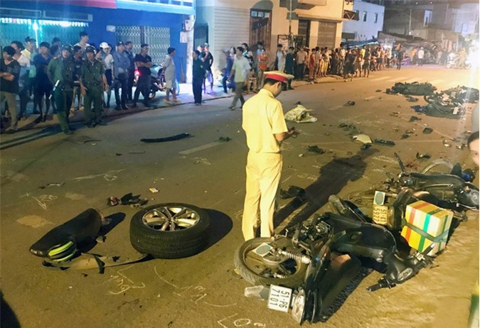 Vụ ôtô tông liên hoàn ở Sài Gòn: Người bị thương kêu gào cầu cứu