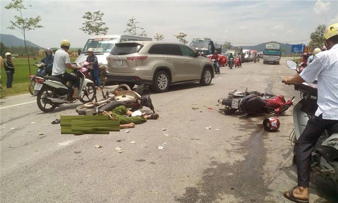 Xe máy đấu đầu, người mặc sắc phục công an chết thảm