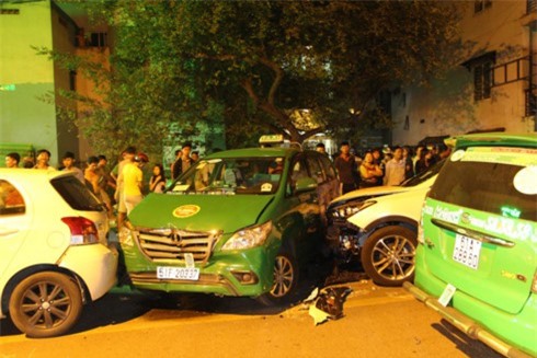 13 xe tông liên hoàn ở Sài Gòn: Tạm giữ tài xế lái ô tô "điên"