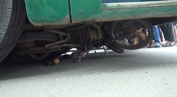 Chồng tử vong dưới gầm xe buýt, vợ gào khóc bên thi thể