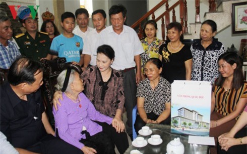 Chủ tịch Quốc hội thăm, tặng quà gia đình chính sách tại Hải Dương