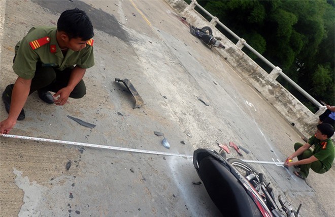 Hai xe máy tông trực diện sau khi rời tiệc cưới, 3 người chết thảm 