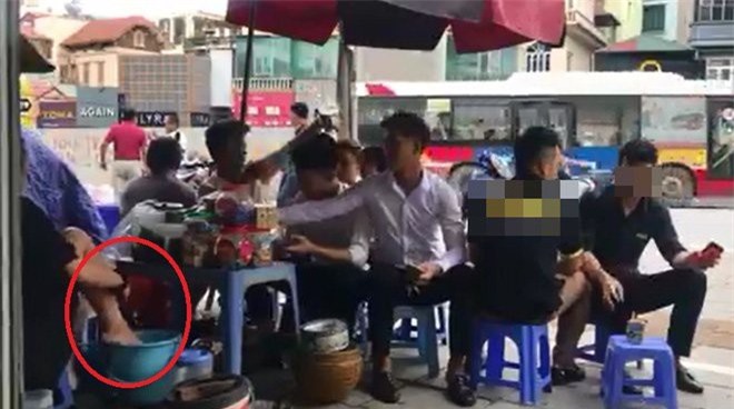 Người đăng clip lấy nước rửa chân pha trà đá cho khách bị phạt 7,5 triệu đồng