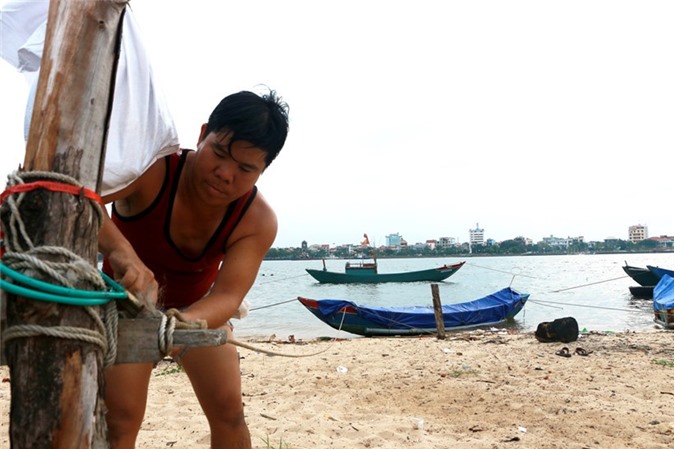 Bão số 4 đổ bộ, ngư dân hối hả neo đậu tàu thuyền