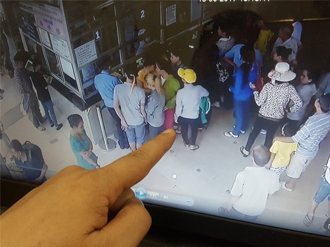 Camera ghi hình "nữ quái" móc túi ở bệnh viện Ung Bướu TP. HCM