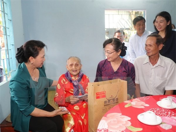 Chủ tịch Quốc hội thăm và tặng quà gia đình chính sách tại TP.HCM