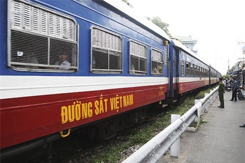 Hai tàu hỏa suýt tông nhau vì trực ban ngủ quên