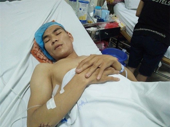 Nam ca sĩ bị truy sát, chém liên tiếp vì tiểu bậy ở Hà Nội